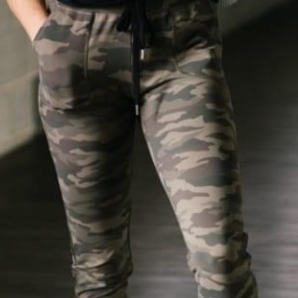Zyia camo unwind joggers